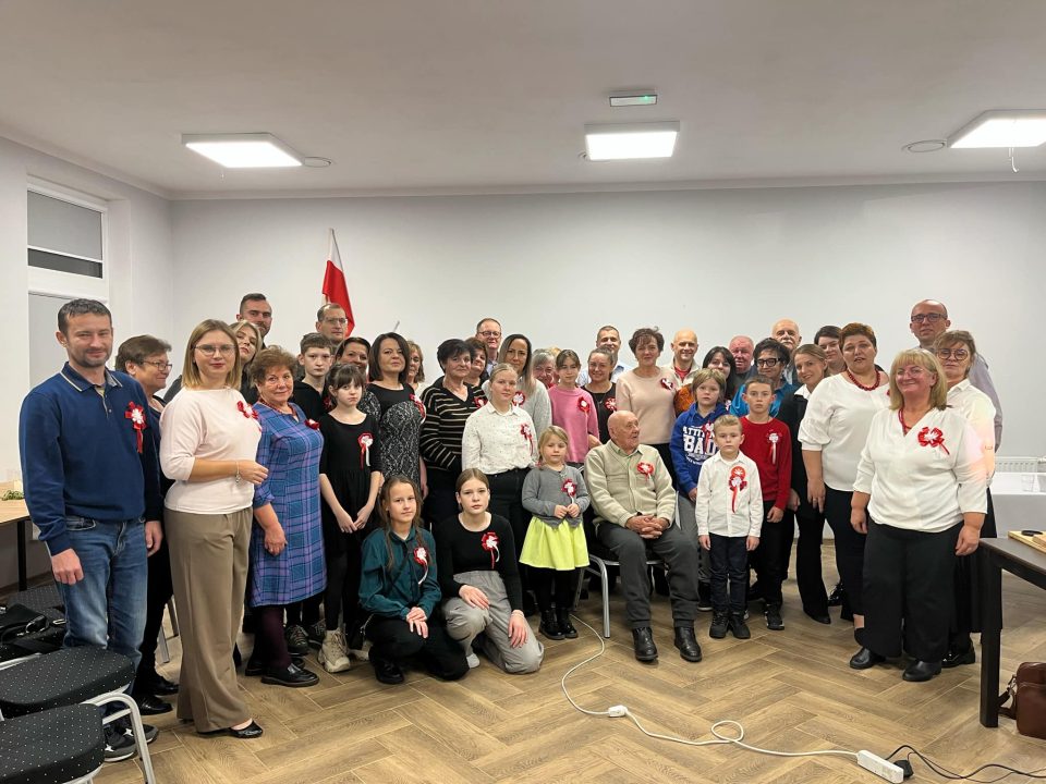 Miniaturka artykułu Śpiewanie pieśni patriotycznych z KGW Ludwiczanka